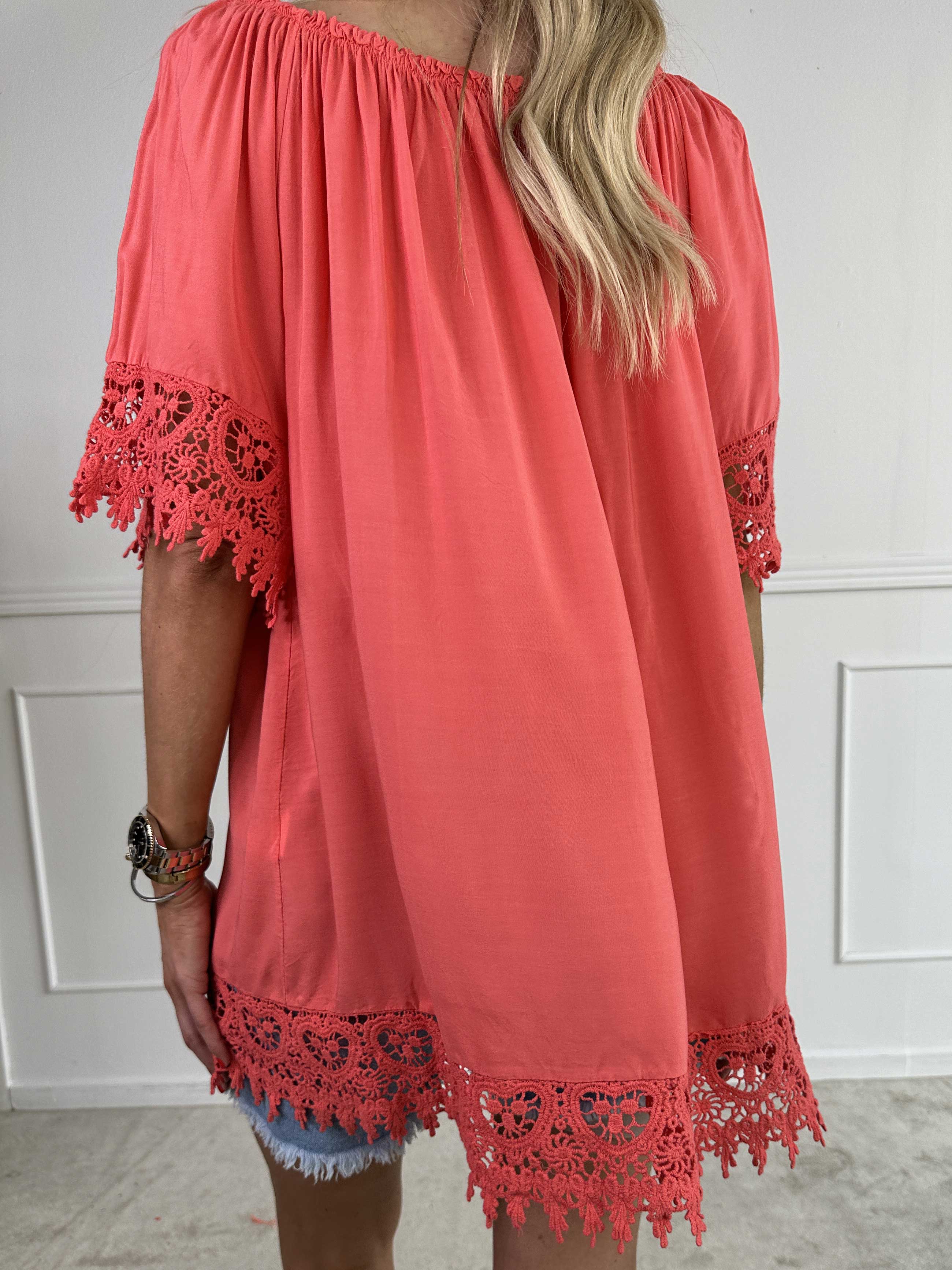 Carnelia - Söt tunikaklänning i viskos med broderade kanter